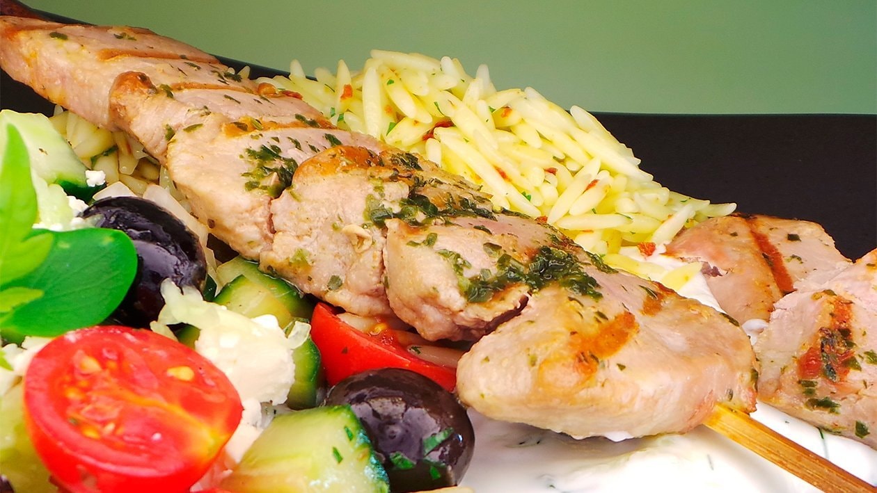 Schweinespieße mit Tzaziki, Kritharaki Nudeln und griechischem Salat –  