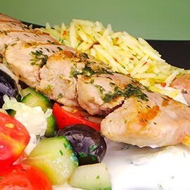 Schweinespieße mit Tzaziki, Kritharaki Nudeln und griechischem Salat Schweinespieße mit Tzaziki, Kritharaki Nudeln und griechischem Salat