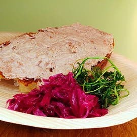 Gänserillettes auf Dinkelbrot und Rotkrautsalat Gänserillettes auf Dinkelbrot und Rotkrautsalat