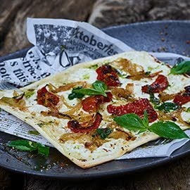 Vegetarischer Flammkuchen mit Kirschtomaten, Zwiebeln und Basilikum Vegetarischer Flammkuchen mit Kirschtomaten, Zwiebeln und Basilikum