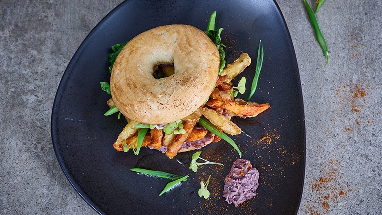 Bagel mit gebackenem Gemüse und Bohnenpüree –  