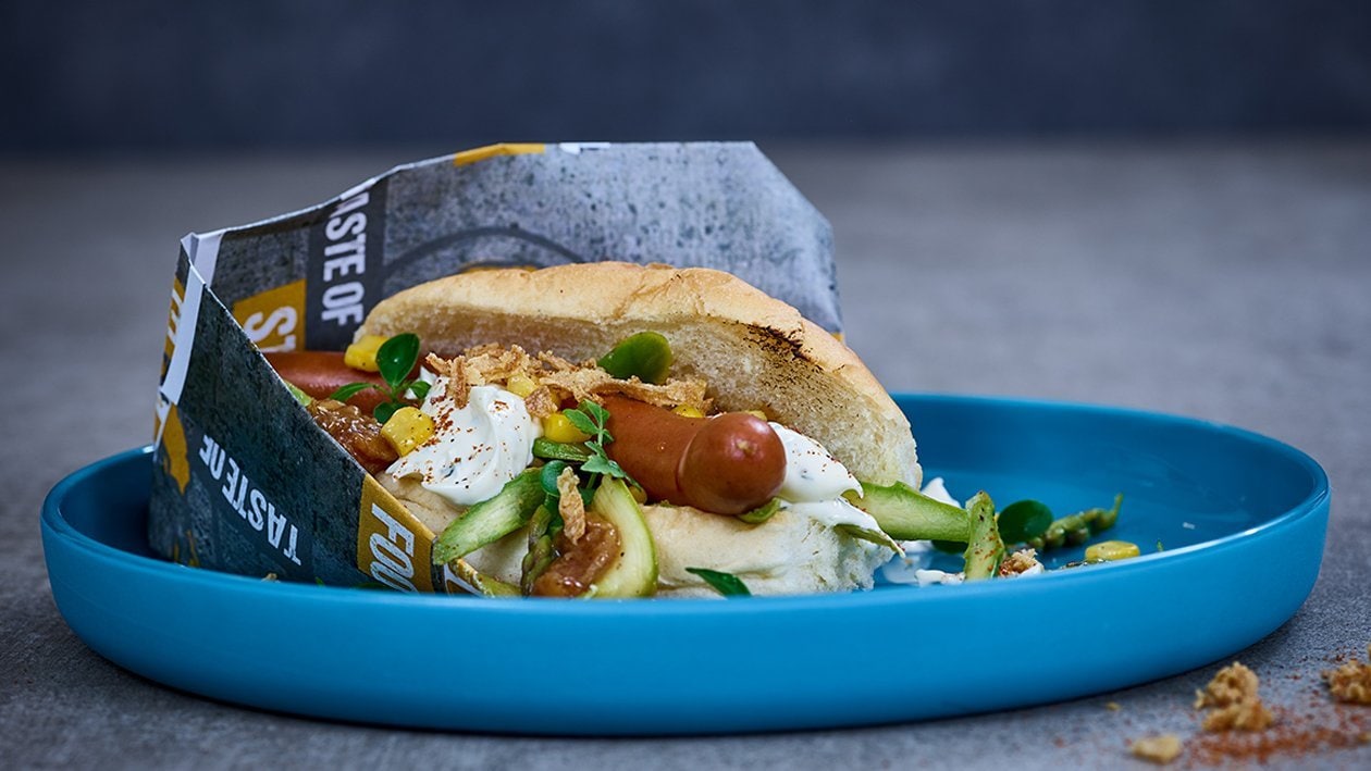 Hot Dog mit Jalapeno-Koriandermayonnaise und Popcorn –  