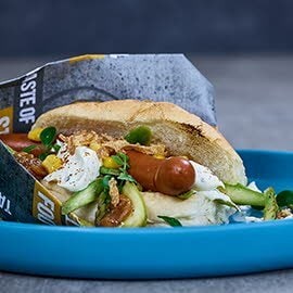Hot Dog mit Jalapeno-Koriandermayonnaise und Popcorn