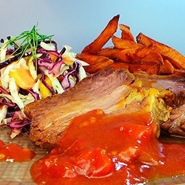 16 Stunden Brisquet mit Bourbon - Chipottle - Sauce, Papayakraut und Sweet Potato Fries – 16 Stunden Brisquet mit Bourbon - Chipottle - Sauce, Papayakraut und Sweet Potato Fries –