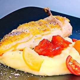 Gebratenes Hähnchen mit Kartoffelstampf und Tomatensalsa Gebratenes Hähnchen mit Kartoffelstampf und Tomatensalsa