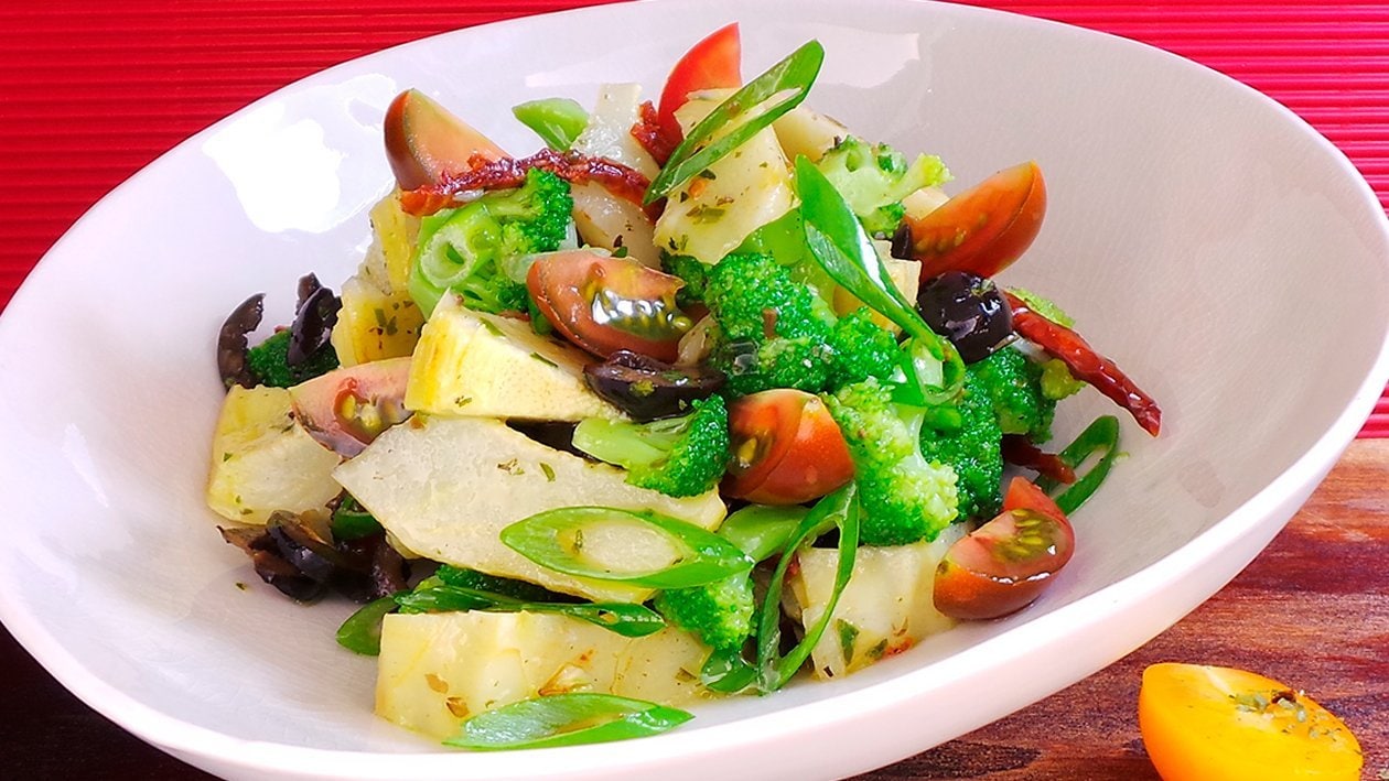 Frischer Brokkolisalat mit Artischocken und Oliven: