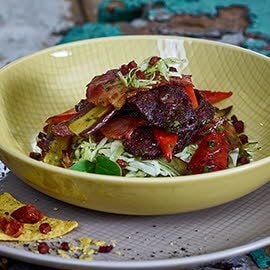 Flambierte Blutwurst mit Krautsalat und Polentachips Flambierte Blutwurst mit Krautsalat und Polentachips