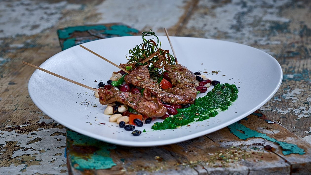 Fleischspieße mit schwarzem Bohnensalat –  