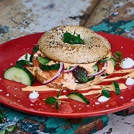 Sandwich Scualo - Bagel mit Räucherlachs und Paprikamayo Sandwich Scualo - Bagel mit Räucherlachs und Paprikamayo