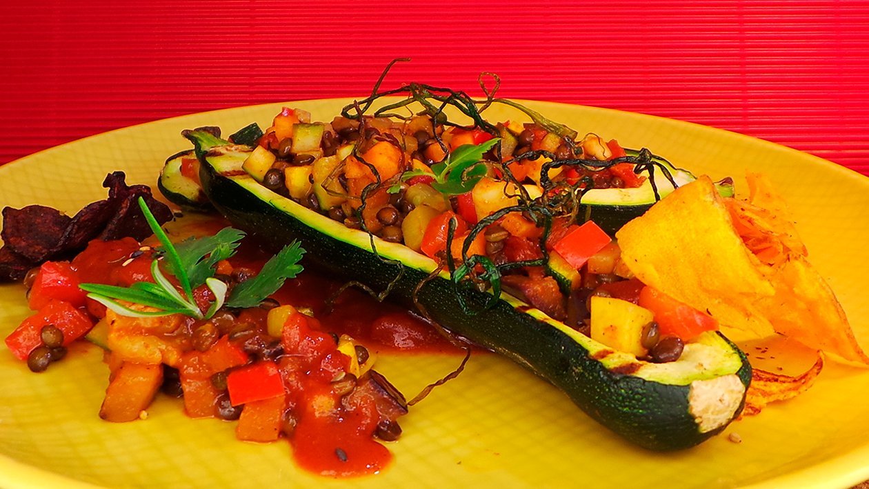 Gefüllte Zucchini mit Gemüse und Schinken an Salsa Verde – Gefüllte Zucchini mit Gemüse und Schinken an Salsa Verde –