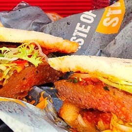 Bolivianisches Sandwich mit Rindfleisch und Salsa Bolivianisches Sandwich mit Rindfleisch und Salsa