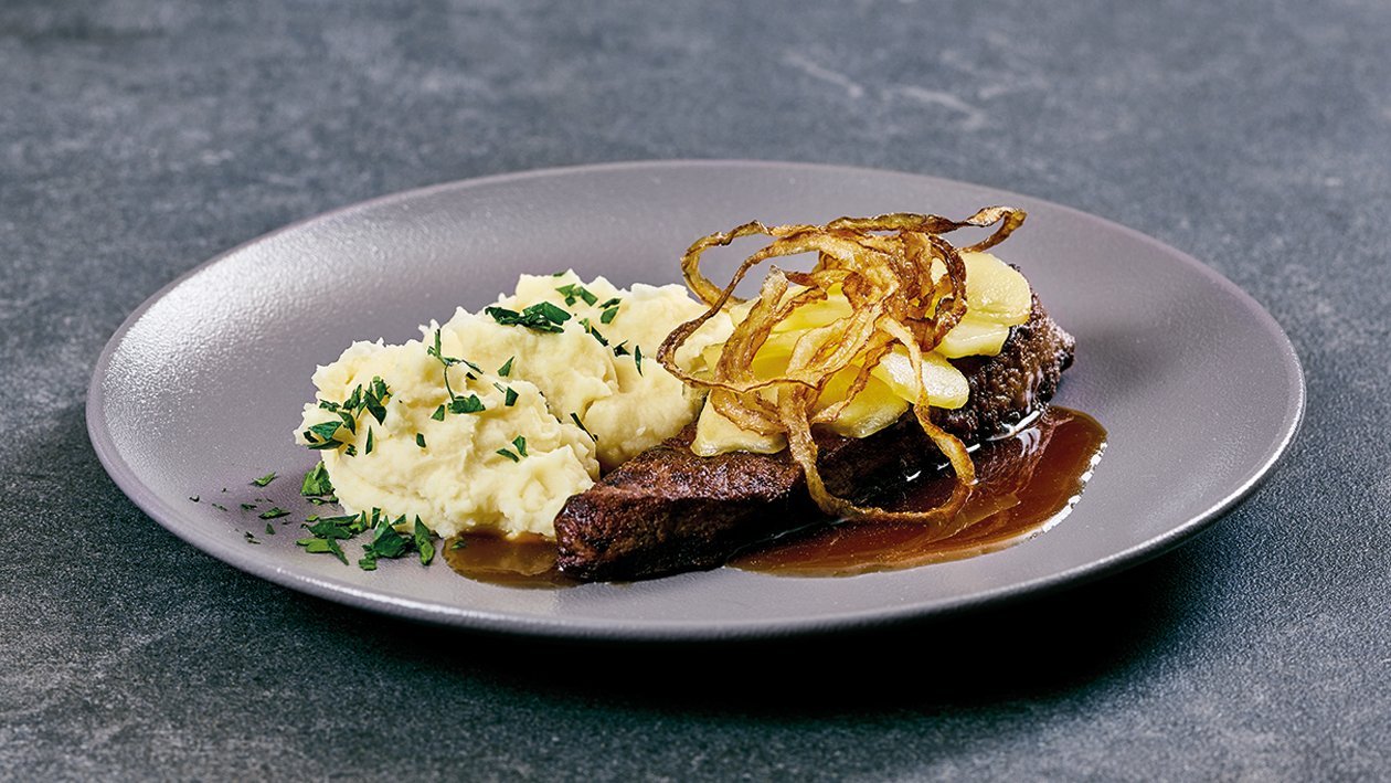 Gebratene Schweineleber mit glasierten Äpfeln und Kartoffelpüree Gebratene Schweineleber mit glasierten Äpfeln und Kartoffelpüree