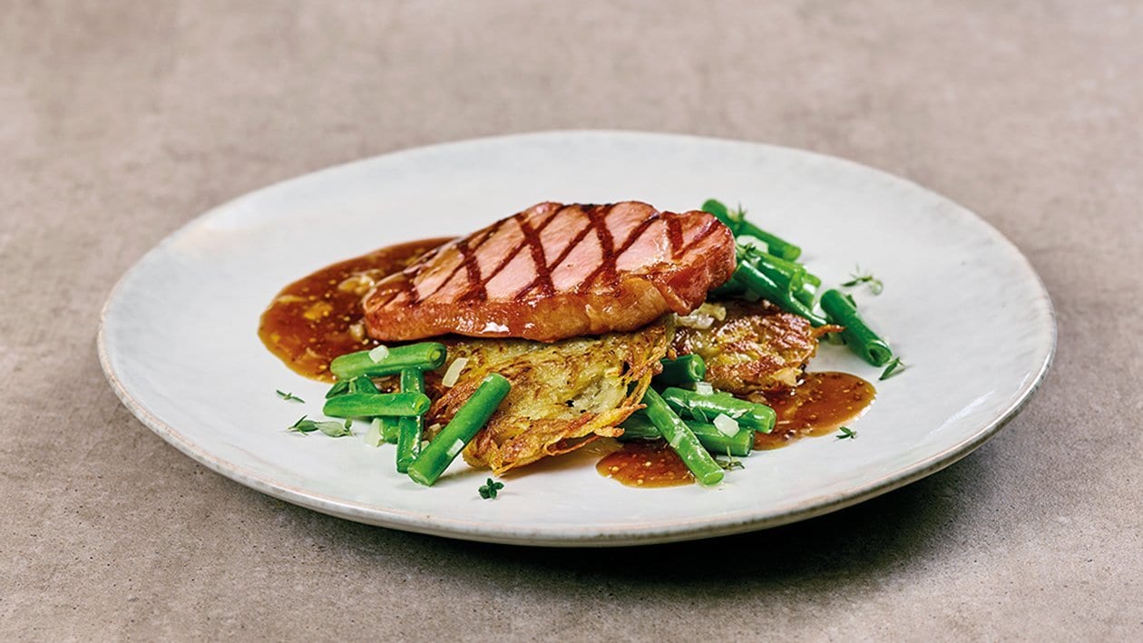 Kasslersteak mit Zwiebel-Senfsauce, grünen Bohnen und Reibekuchen