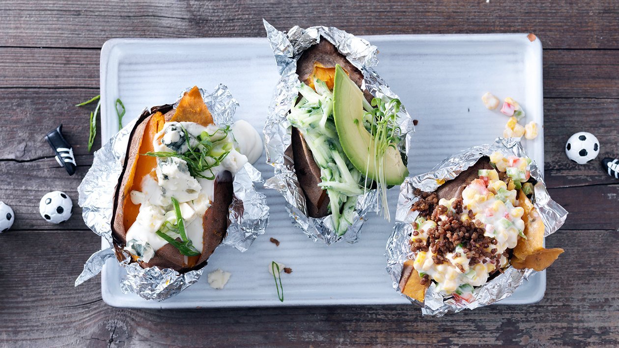 Baked Potatoes aus Süsskartoffel mit Tzatziki, Avocado und Kresse