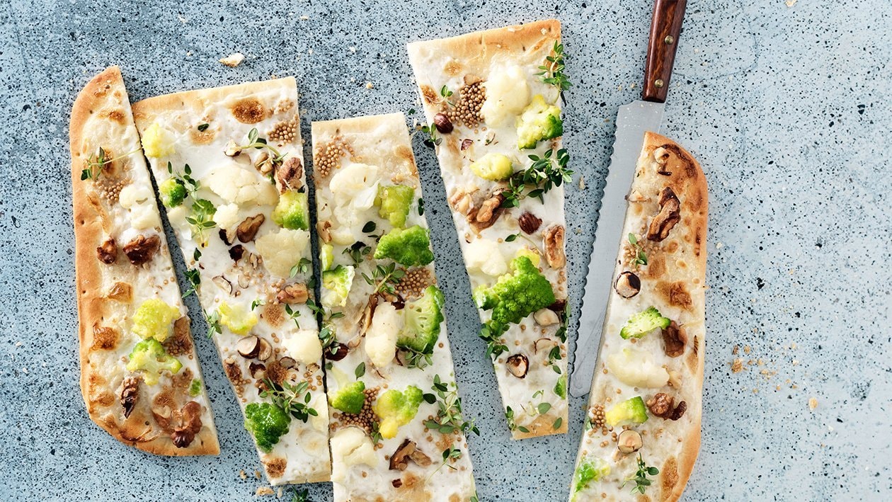 Flammkuchen mit Blumenkohl, Broccoli und Nüssen –  