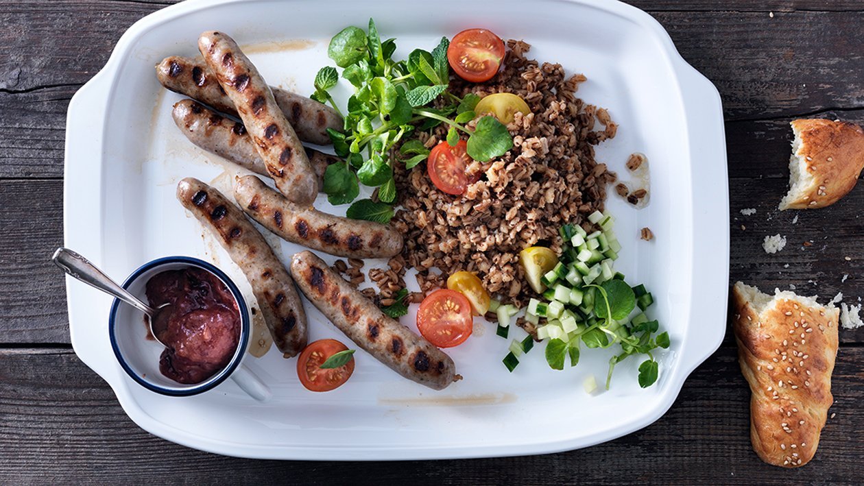 Gegrillte Lammbratwurst mit geröstetem Graupen-Salat – Gegrillte Lammbratwurst mit geröstetem Graupen-Salat –