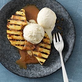 Grillierte Ananas mit Vanilleglace und Karamellsauce Grillierte Ananas mit Vanilleglace und Karamellsauce