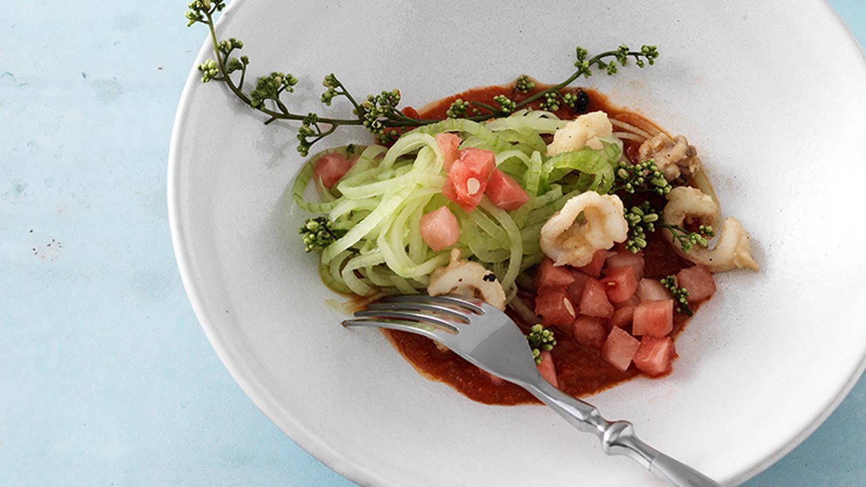 Gurkenspaghetti mit Wassermelone und pikanter Tomatencreme – Gurkenspaghetti mit Wassermelone und pikanter Tomatencreme –