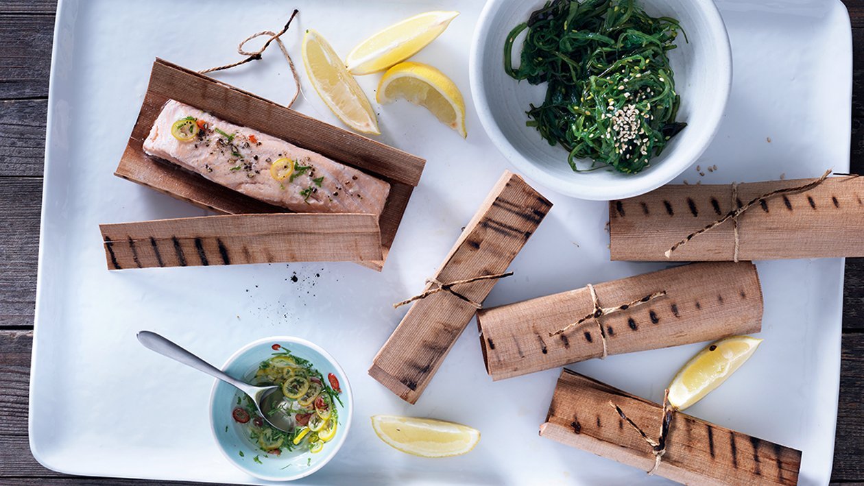Im Holzpapier gegrillter Lachs mit Wakame-Salat – Im Holzpapier gegrillter Lachs mit Wakame-Salat –