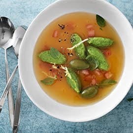 Klare Tomatenessenz mit Quark-Basilikum-Quenelles Klare Tomatenessenz mit Quark-Basilikum-Quenelles