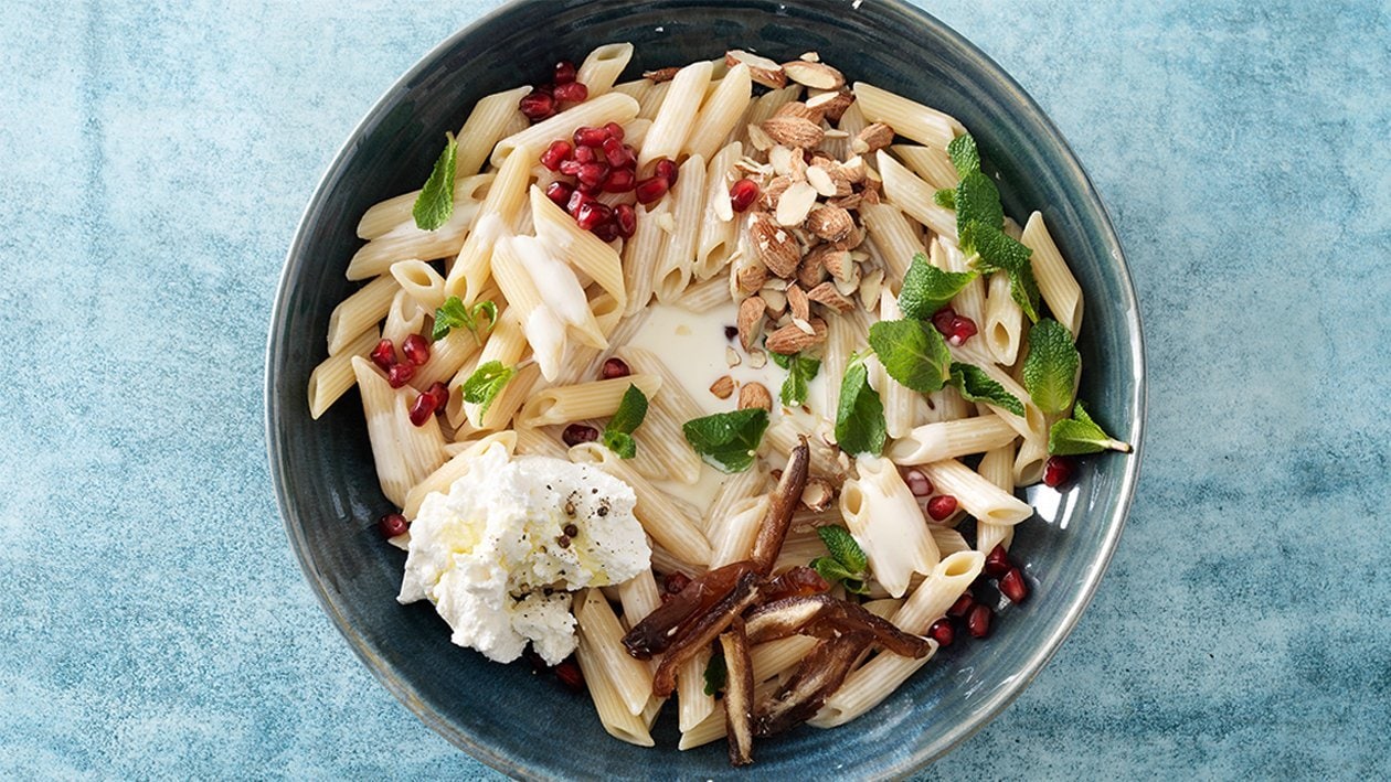 Penne-Salat mit Datteln und Joghurt-Dressing –  