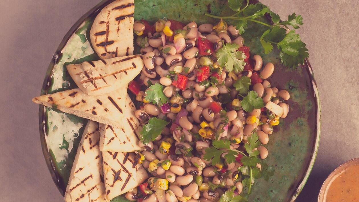 Salat Bowl mit Augenbohnensalat, Pitta-Brot und Ost-Afrikanischem Dressing – Salat Bowl mit Augenbohnensalat, Pitta-Brot und Ost-Afrikanischem Dressing –