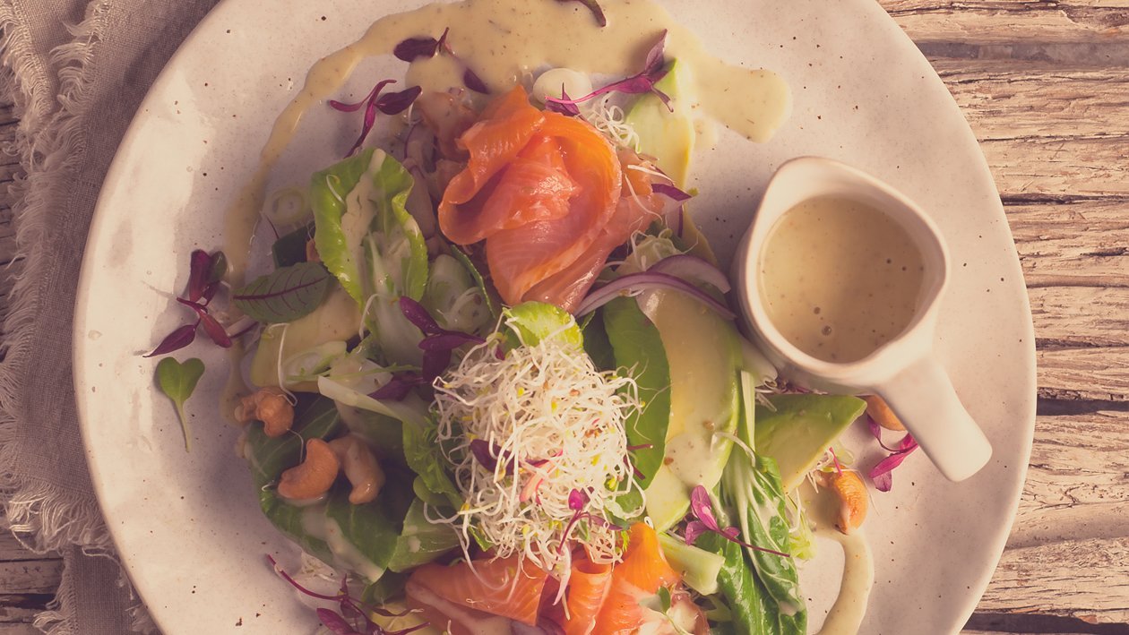 Salat Bowl mit geräucherter Lachsforelle, Pak Choi und Avocado, Blattsalat, Alfalfa Sprossen und einem Spicy Dressing (2) –  