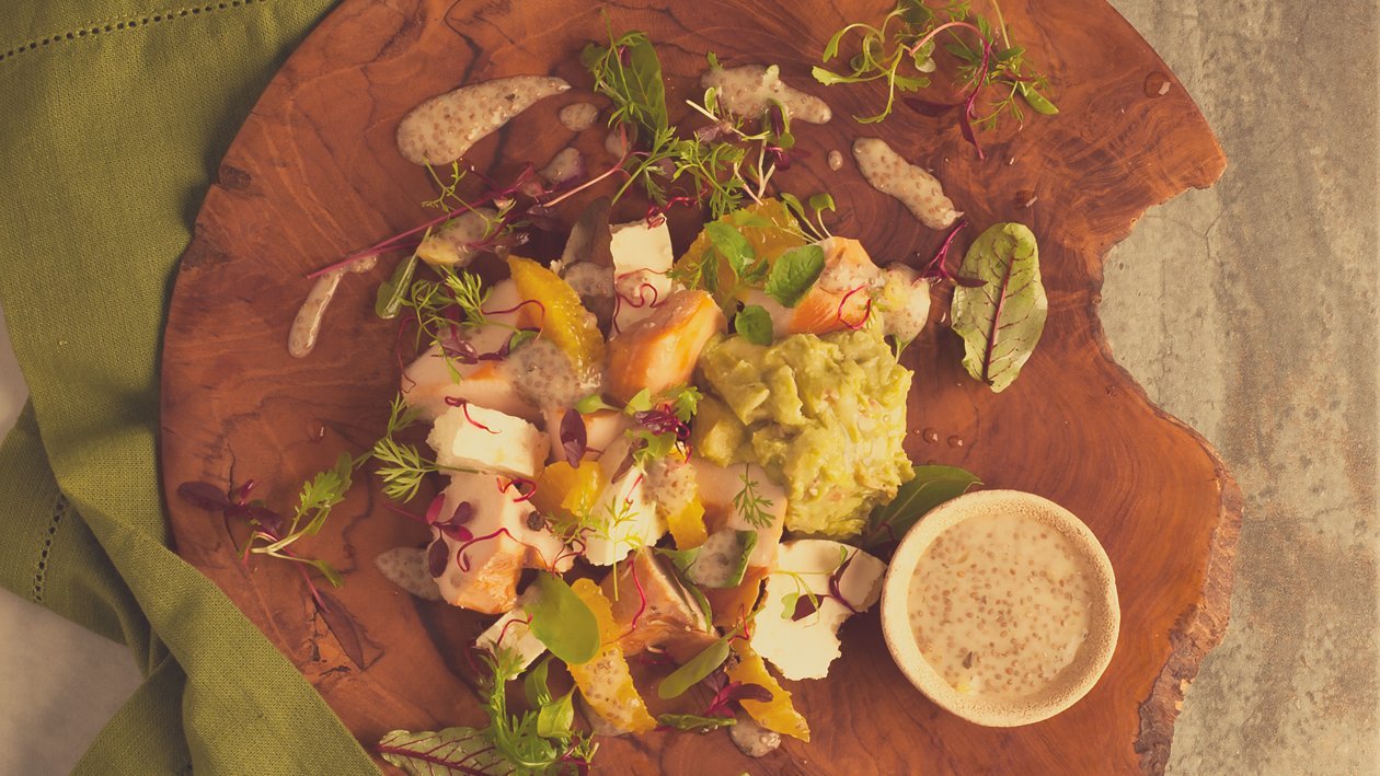 Salat Bowl mit geräucherter Pouletbrust, Feta, Guacamole und Chia-Samen Dressing – Salat Bowl mit geräucherter Pouletbrust, Feta, Guacamole und Chia-Samen Dressing –