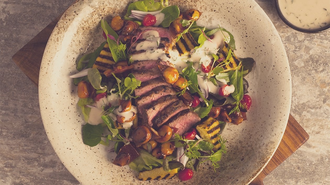 Salat Bowl mit grilliertem Entrecôte, Polenta, Macadamia Nüssen und Thymian-Dressing – Salat Bowl mit grilliertem Entrecôte, Polenta, Macadamia Nüssen und Thymian-Dressing –