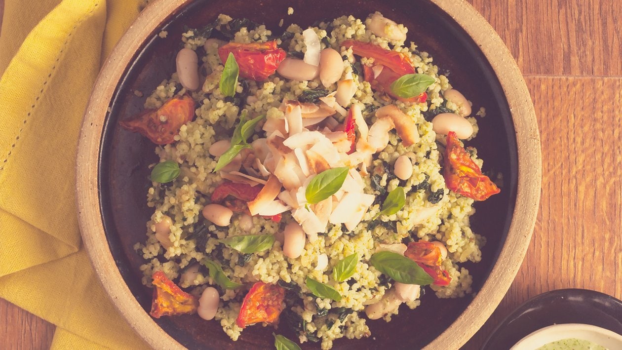 Salat Bowl mit Hirse, Grünkohl, Soissonbohnen und einem Basilikum Dressing mit geröstetem Knoblauch