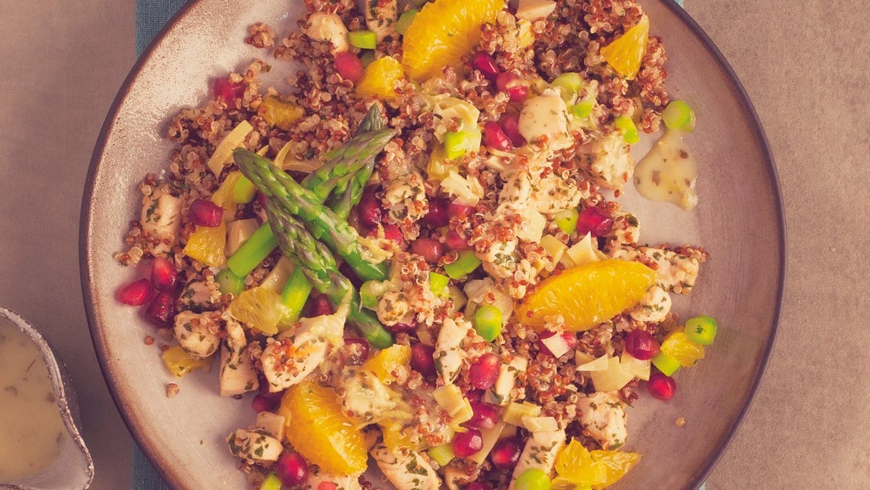 Salat Bowl mit lauwarmem rotem und weißem Quinoa, Poulet, Spargeln, Artischocken, Früchte-Konfetti