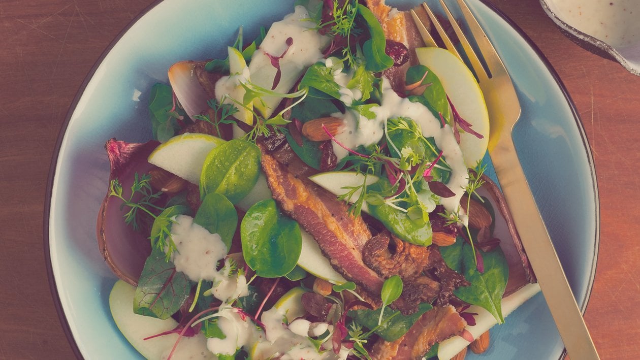 Salat Bowl mit lauwarmem Speck, geräucherten Zwiebeln, Cranberries und Apfel –  