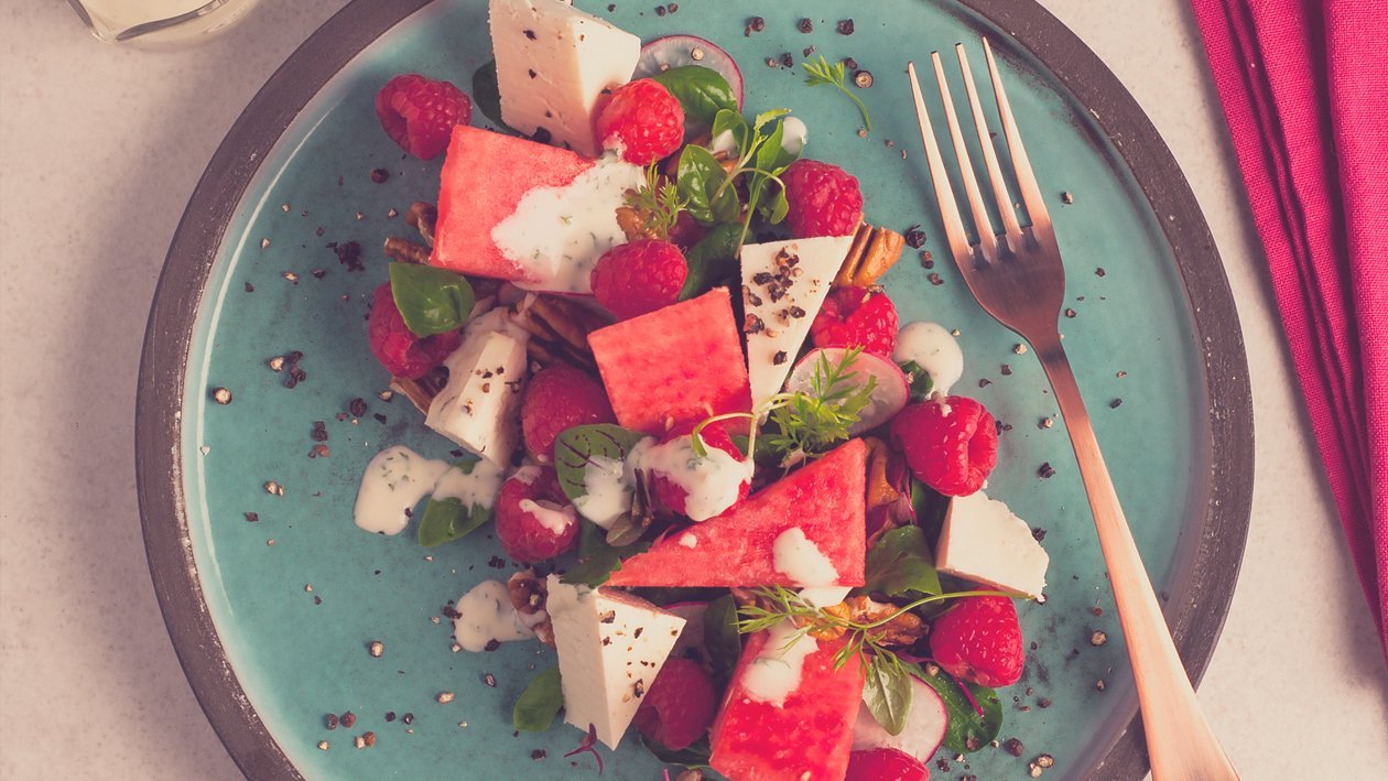 Salat Bowl mit Wassermelone, Feta, Himbeeren und cremigem Dressing –  