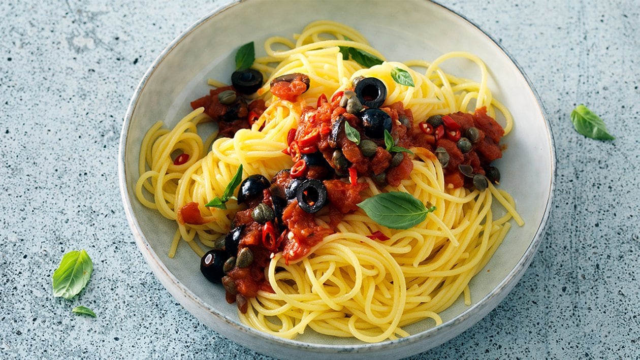 Spaghetti alla puttanesca: Tomatensauce mit Kapern &amp; Oliven