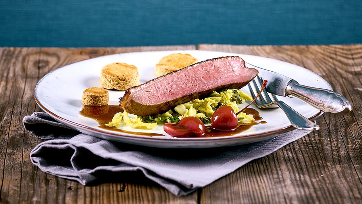 Geräucherte, gebratene Entenbrust auf Kohlgemüse mit Ahorn Zimt-Kardamon Scones, Balsamico Kirschsauce Geräucherte, gebratene Entenbrust auf Kohlgemüse mit Ahorn Zimt-Kardamon Scones, Balsamico Kirschsauce