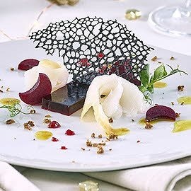 Geräucherter Heilbutt, fermentierten roten Rüben, Safranöl und Korallenchips Geräucherter Heilbutt, fermentierten roten Rüben, Safranöl und Korallenchips