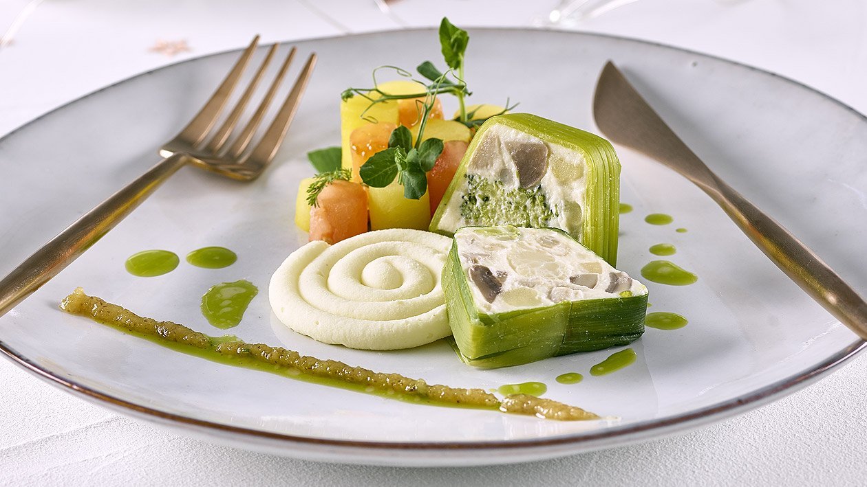 Kartoffel-Pilzterrine mit Nusspesto und Petersilienöl