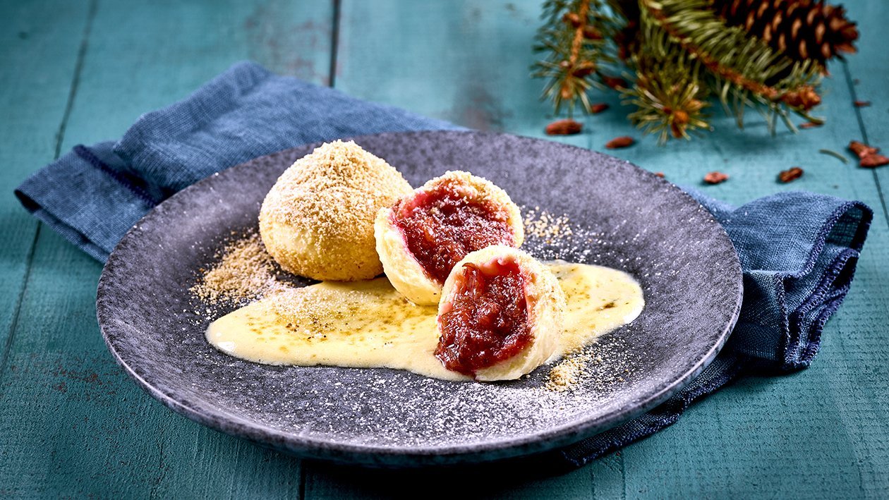 Zwetschgenknödel in Spekulatiusbrösel auf gratinierter Weinschaumcreme