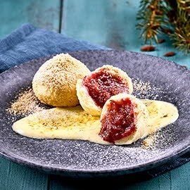 Zwetschgenknödel in Spekulatiusbrösel auf gratinierter Weinschaumcreme