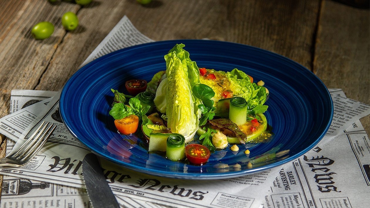 Frischer Blattsalat mit Tomaten und Gurke –  