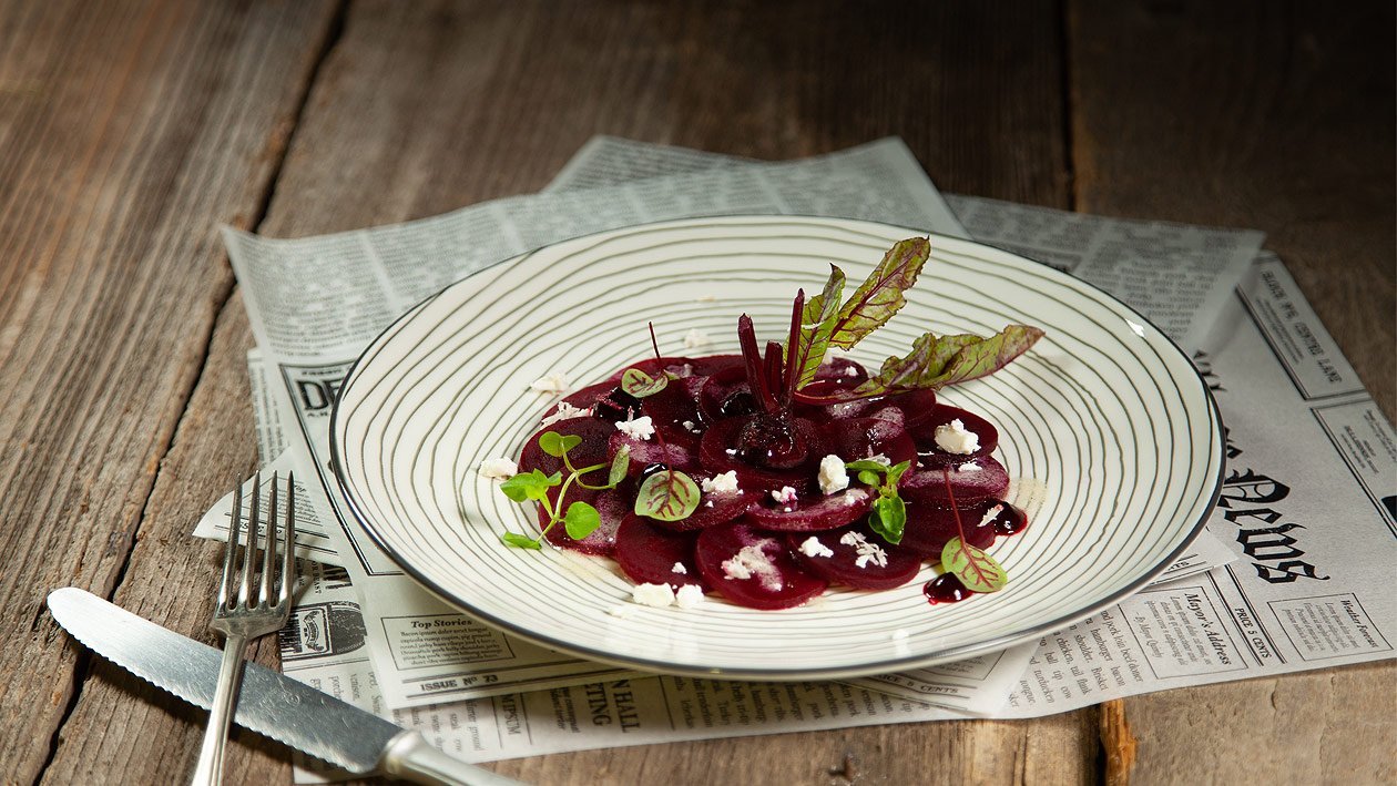 Ein leckeres Rote-Bete-Carpaccio mit Fetakäse und Rucola