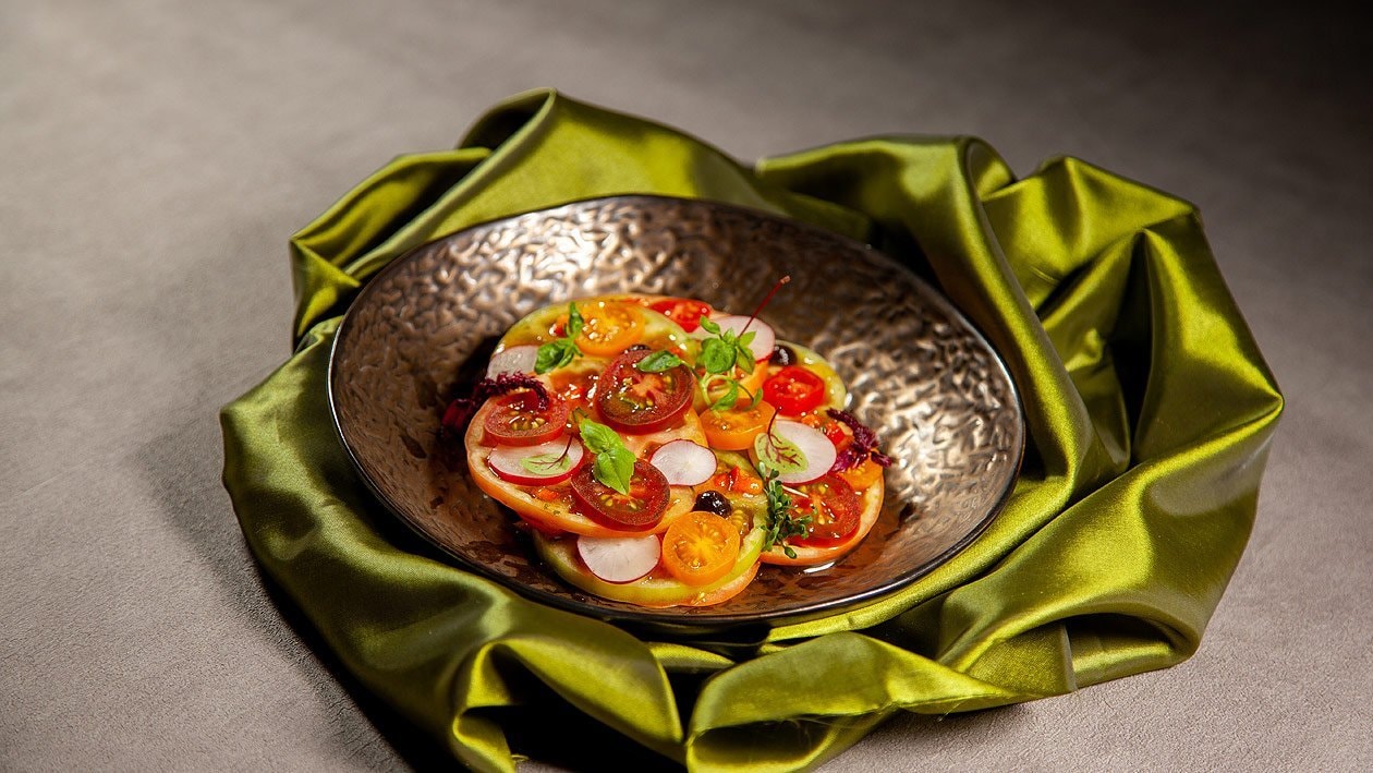 Tomatensalat mit Radieschen, Tapenade und Paprika Dressing