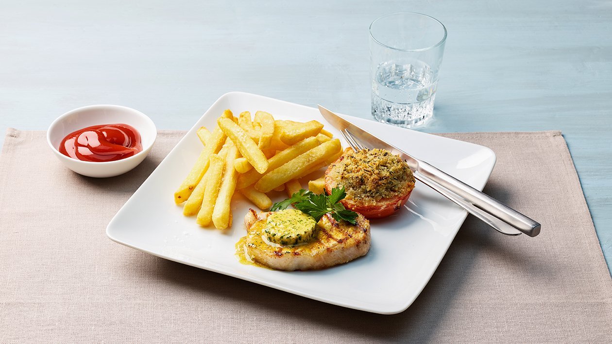 Schweinesteak mit Kräuterschaum, Tomate und Pommes-Frites