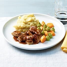 Kalbsragout mit Karotten und Püree in pürierter Form Kalbsragout mit Karotten und Püree in pürierter Form