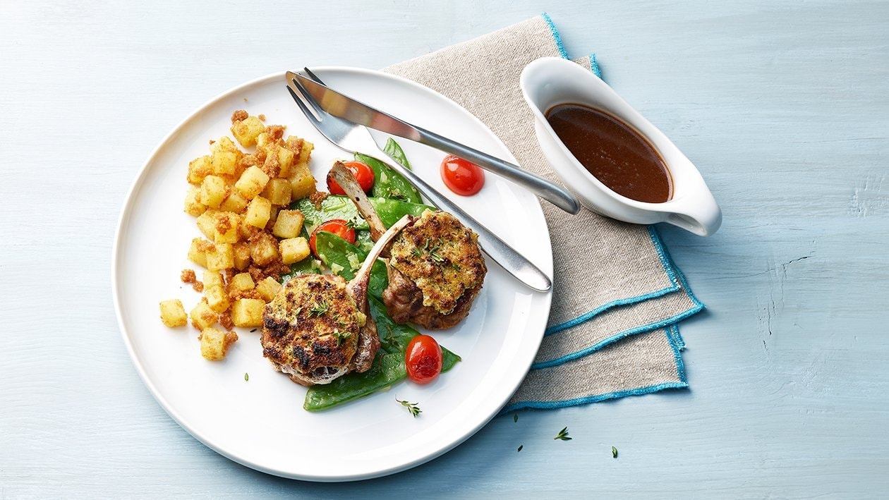 Lammkoteletts mit Knoblauch-Kräuter-Kruste, Zuckerschoten und Sandkartoffeln –  