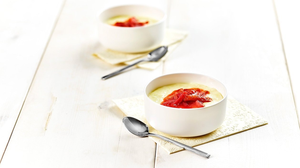 Grießpuddingsuppe mit Rhabarberkompott – Grießpuddingsuppe mit Rhabarberkompott –