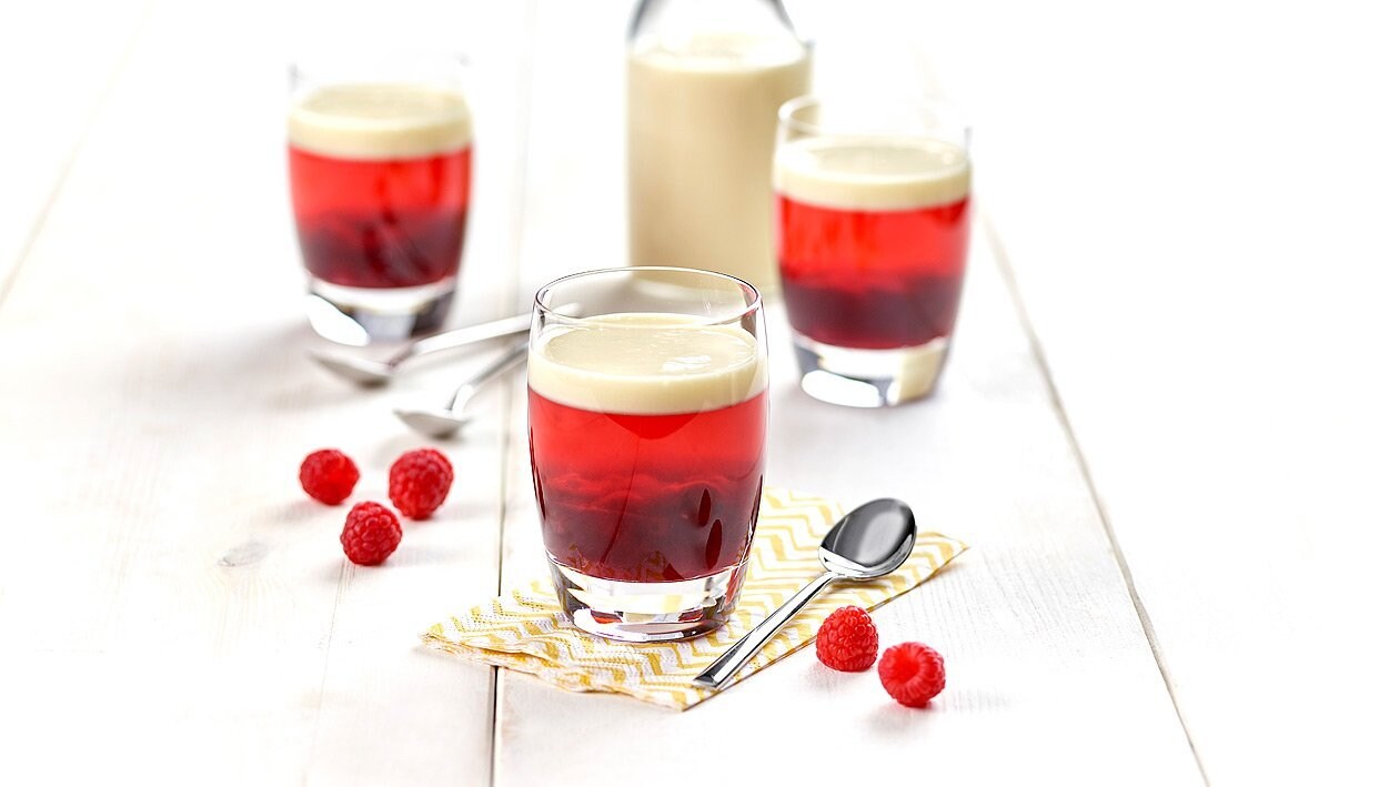 Kirsch Wackelpeter mit roter Grütze und Vanillesauce – Kirsch Wackelpeter mit roter Grütze und Vanillesauce –