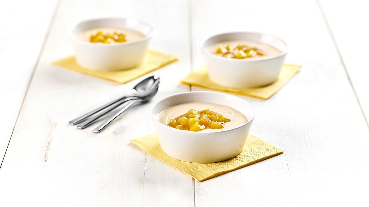 Pfirsich-Buttermilch Puddingsuppe mit Gelber Grütze Pfirsich-Buttermilch Puddingsuppe mit Gelber Grütze