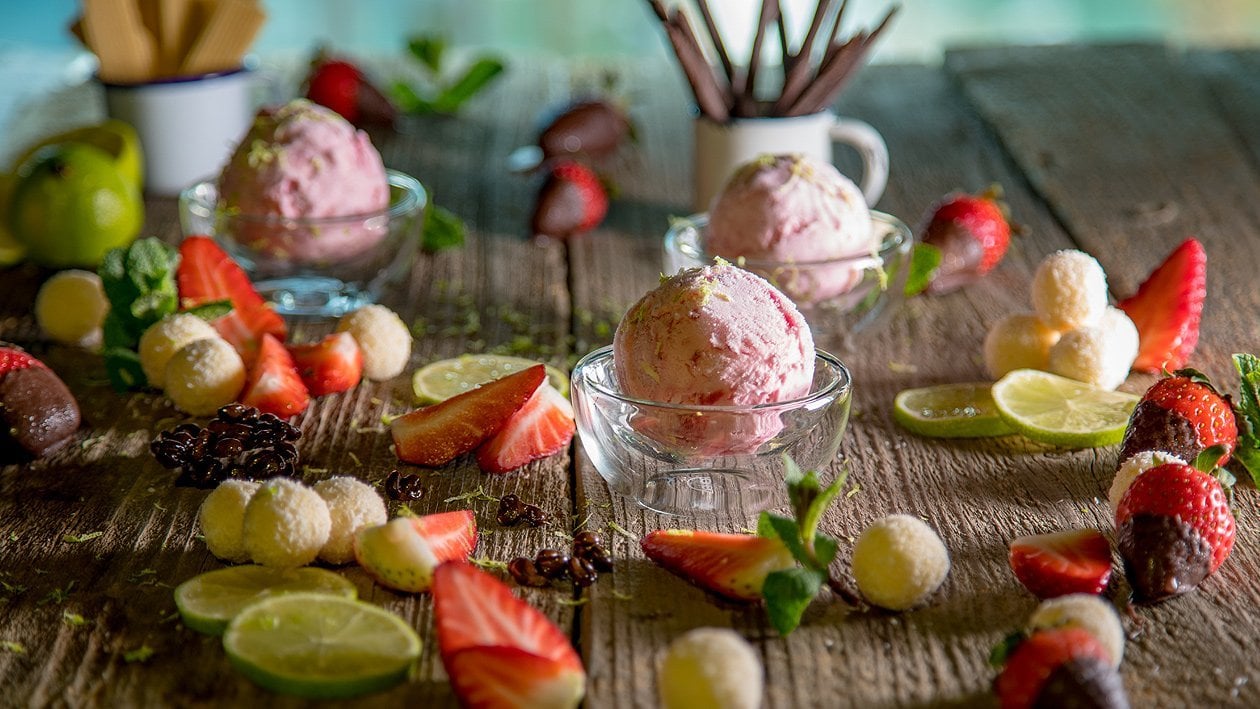 Erdbeereis mit Kokos Pralinen –  