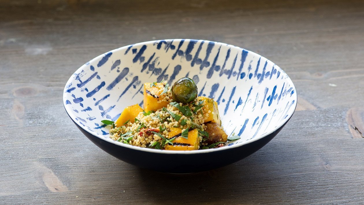 Taboulé Salat mit gebratenen Kürbis und geschmorten Rosenkohl –  